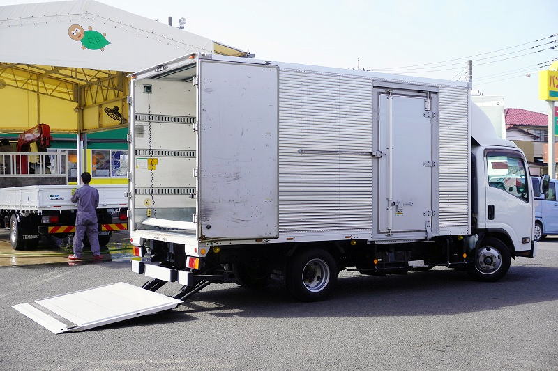 エルフ　「ワイドロング」　アルミバン　積載２０００ｋｇ　左右サイドドア　パワーゲート　リア観音扉　ラッシング３段　荷台鉄板張り　導風板　バックカメラ　ＥＴＣ　左電格ミラー　坂道発進補助　日本フルハーフ製　６速ＭＴ！