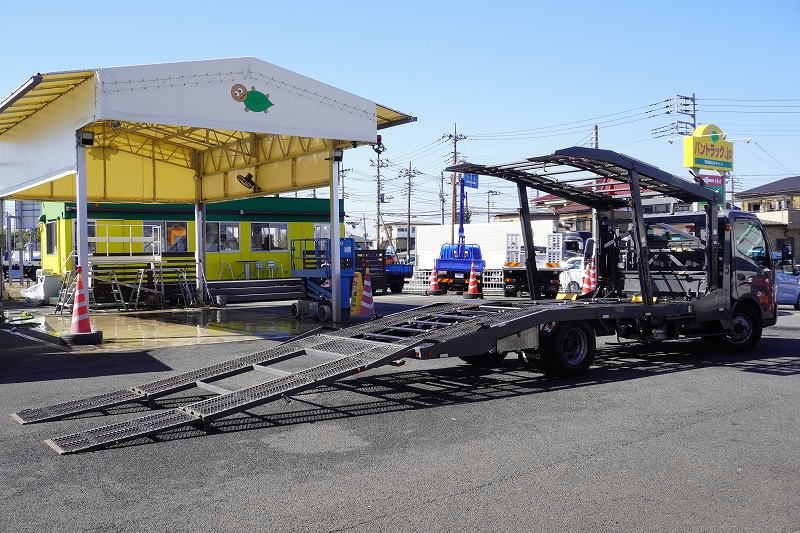 デュトロ　「ワイド超ロング」　キャリアカー　２台積　古河ユニック製　積載３３５０ｋｇ　ウインチ　ラジコン　油圧リアゲート　バックカメラ　ＥＴＣ　左電格ミラー　坂道発進補助　電動パーキングブレーキ　ＬＥＤヘッドライト＆フォグランプ　衝突軽減ブレーキ　車線逸脱警報　クリアランスソナー　６速ＭＴ！　AKフロント画像