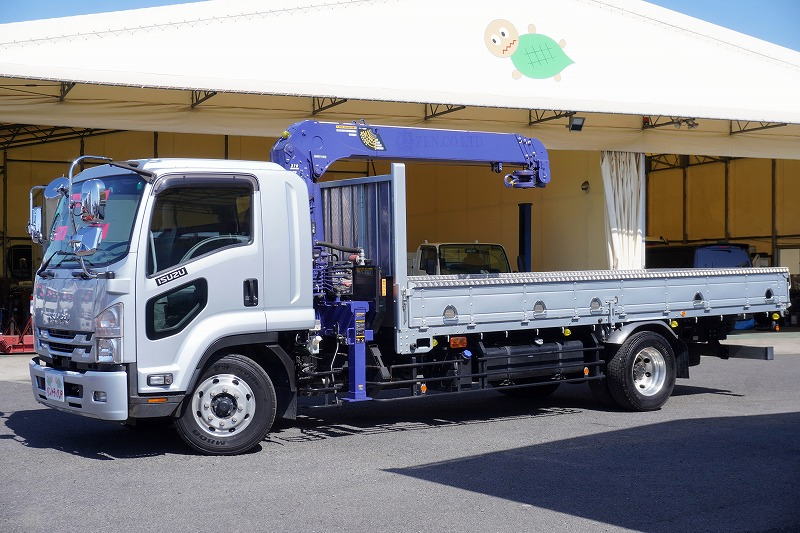 フォワード　増トン　「標準幅　ベッド付き」　４段クレーン　積載７７００ｋｇ　古河ユニック製　５．５ｍ長　ラジコン　フックイン　２．９３ｔ吊　差し違いアウトリガー　セイコーラック　鳥居シマ板張り　ロープ穴５対　バックカメラ　社外ナビ　ＥＴＣ　坂道発進補助　アルミホイール　衝突軽減ブレーキ　車線逸脱警報　低走行！６速ＭＴ！希少車！！　車検「Ｒ８年８月まで！」フロント画像