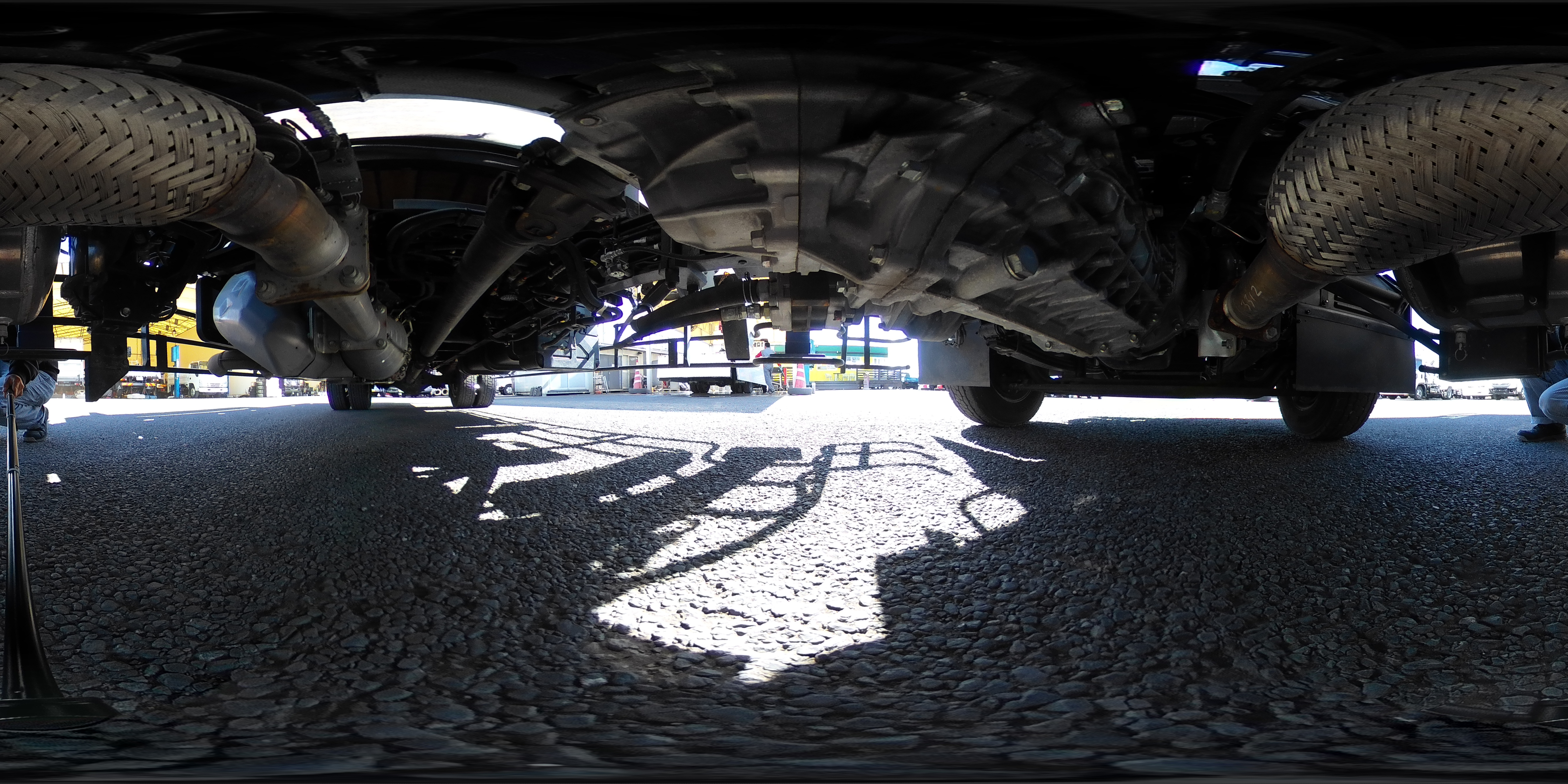 フォワード　増トン　「標準幅　ベッド付き」　４段クレーン　積載７７００ｋｇ　古河ユニック製　５．５ｍ長　ラジコン　フックイン　２．９３ｔ吊　差し違いアウトリガー　セイコーラック　鳥居シマ板張り　ロープ穴５対　バックカメラ　社外ナビ　ＥＴＣ　坂道発進補助　アルミホイール　衝突軽減ブレーキ　車線逸脱警報　低走行！６速ＭＴ！希少車！！　車検「Ｒ８年８月まで！」1