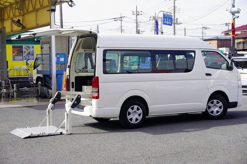 ハイエース　ロング　ＤＸ　４ドア　「ハイルーフ」　ガソリン車　３～６人乗り　トヨタ車体製パワーゲート　バックカメラ　ナビ　ＥＴＣ　ＬＥＤヘッドライト　キーレス　ＡＴ車！