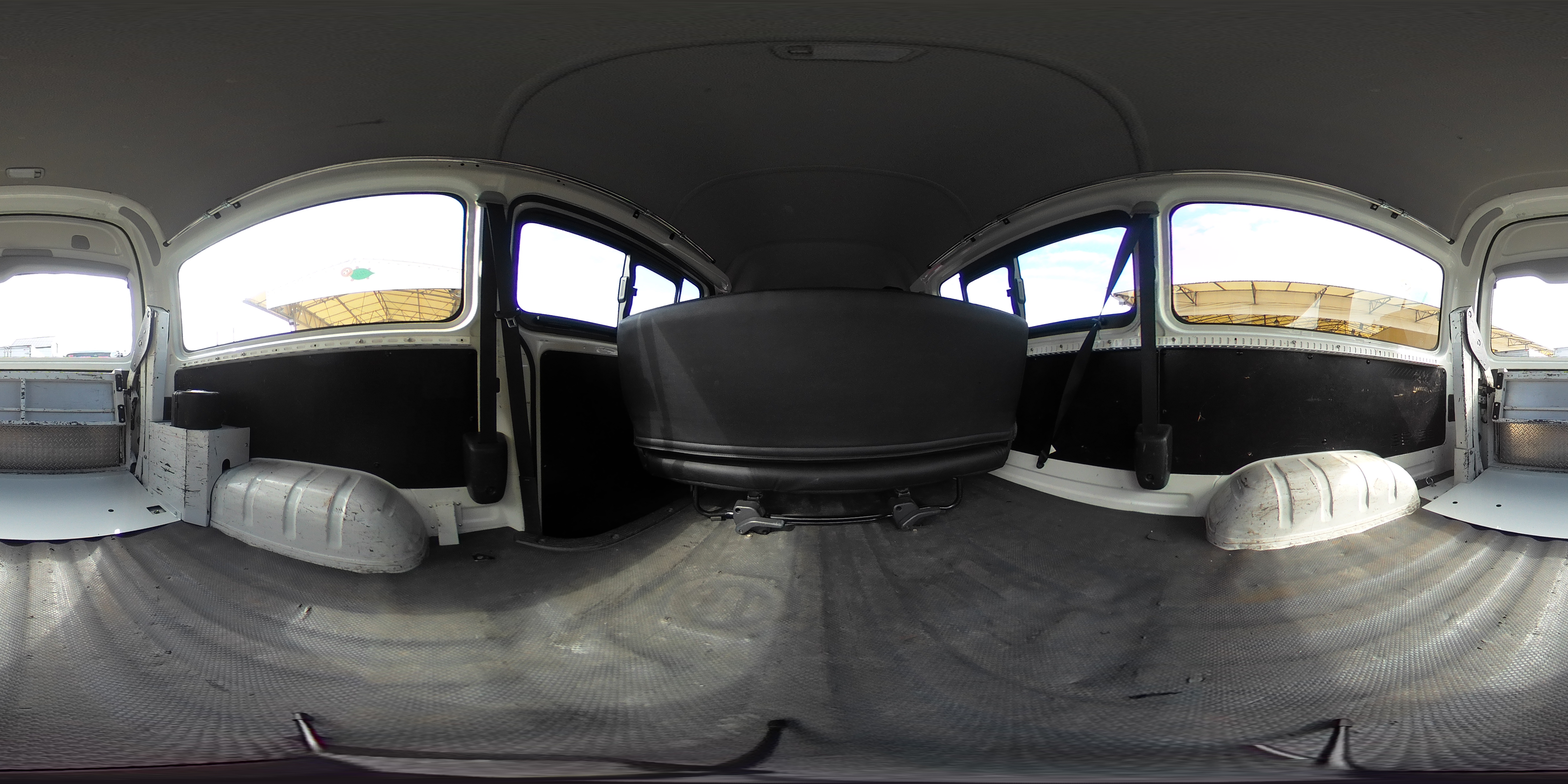 ハイエース　ロング　ＤＸ　４ドア　「ハイルーフ」　ガソリン車　３～６人乗り　トヨタ車体製パワーゲート　バックカメラ　ナビ　ＥＴＣ　ＬＥＤヘッドライト　キーレス　ＡＴ車！2