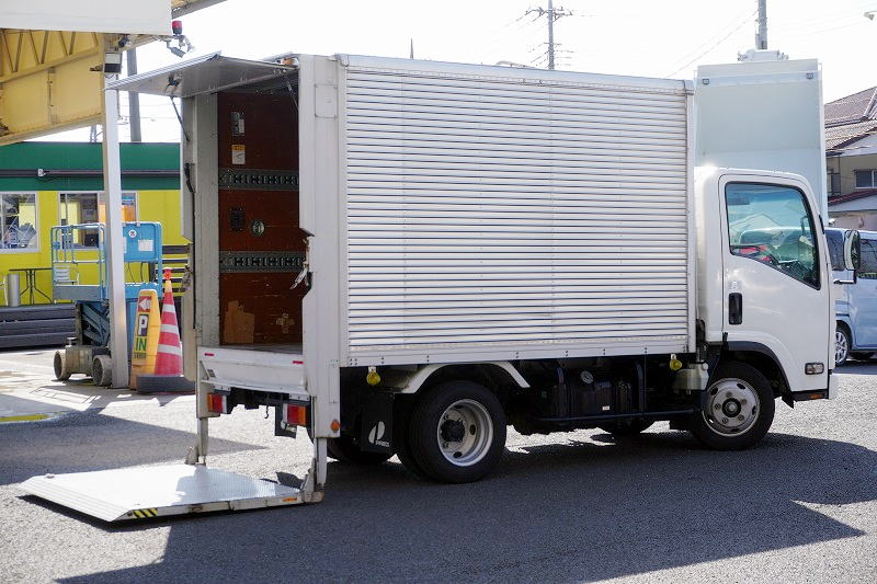 エルフ　１０尺　アルミバン　積載２０００ｋｇ　サイドドア　跳ね上げ式　垂直パワーゲート　ラッシング２段　壁面フック３対　全高２．８ｍ　バックカメラ　ＥＴＣ　社外ナビ　左電格ミラー　フォグランプ　電動パーキングブレーキ　パブコ製　全低床　ＡＴ車！