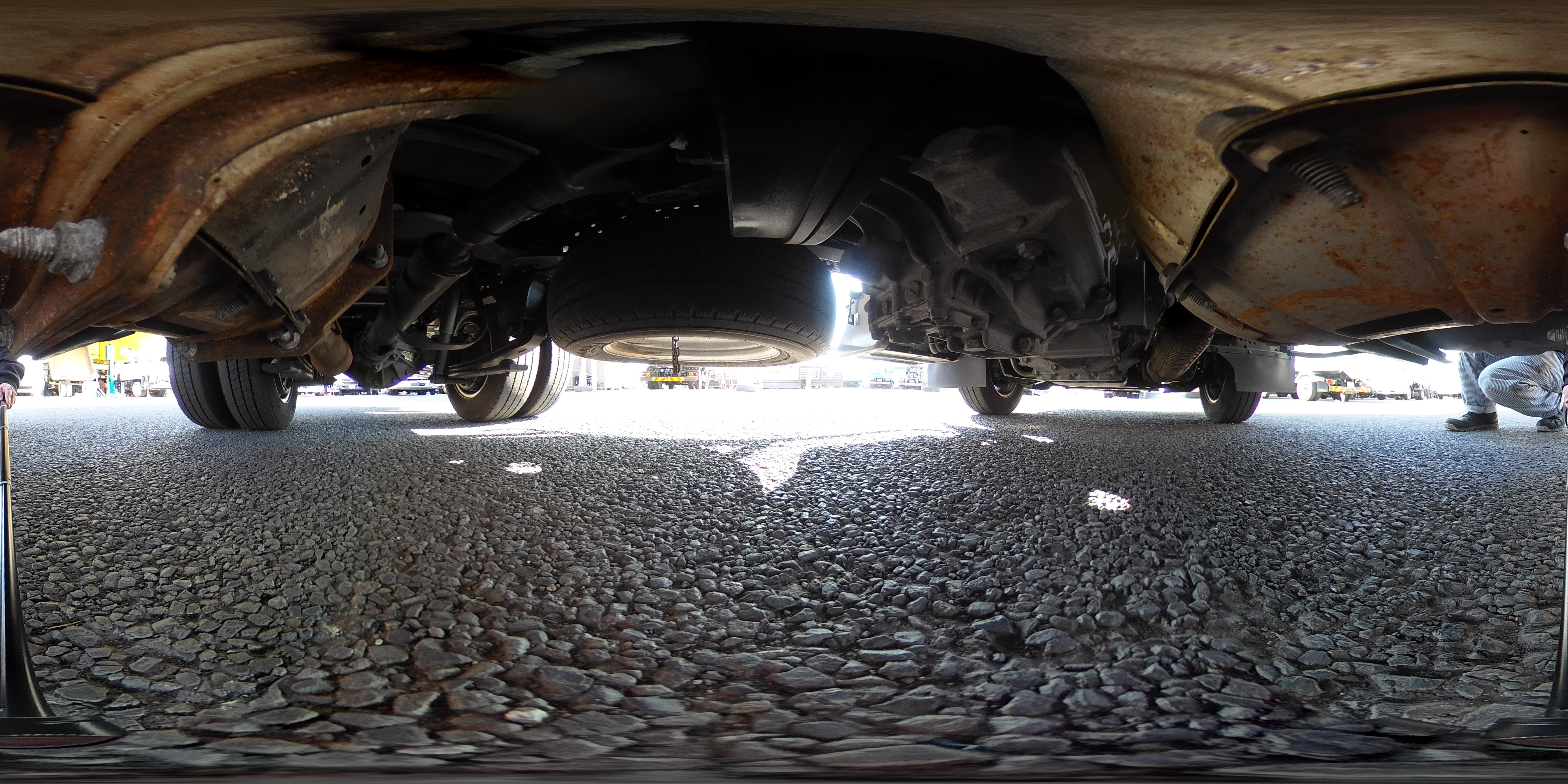 エルフ　１０尺　アルミバン　積載２０００ｋｇ　サイドドア　跳ね上げ式　垂直パワーゲート　ラッシング２段　壁面フック３対　全高２．８ｍ　バックカメラ　ＥＴＣ　社外ナビ　左電格ミラー　フォグランプ　電動パーキングブレーキ　パブコ製　全低床　ＡＴ車！0