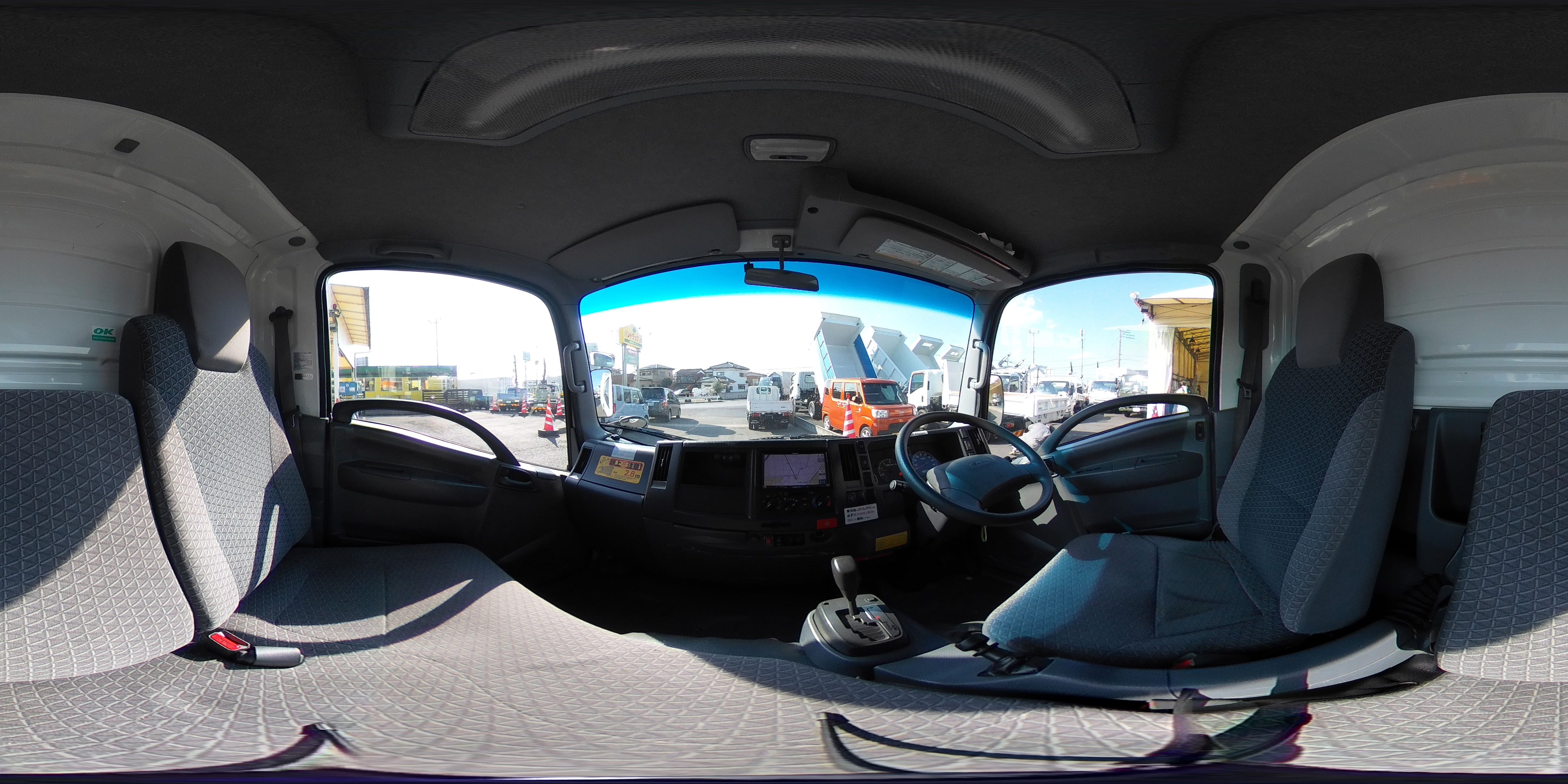 エルフ　１０尺　アルミバン　積載２０００ｋｇ　サイドドア　跳ね上げ式　垂直パワーゲート　ラッシング２段　壁面フック３対　全高２．８ｍ　バックカメラ　ＥＴＣ　社外ナビ　左電格ミラー　フォグランプ　電動パーキングブレーキ　パブコ製　全低床　ＡＴ車！1