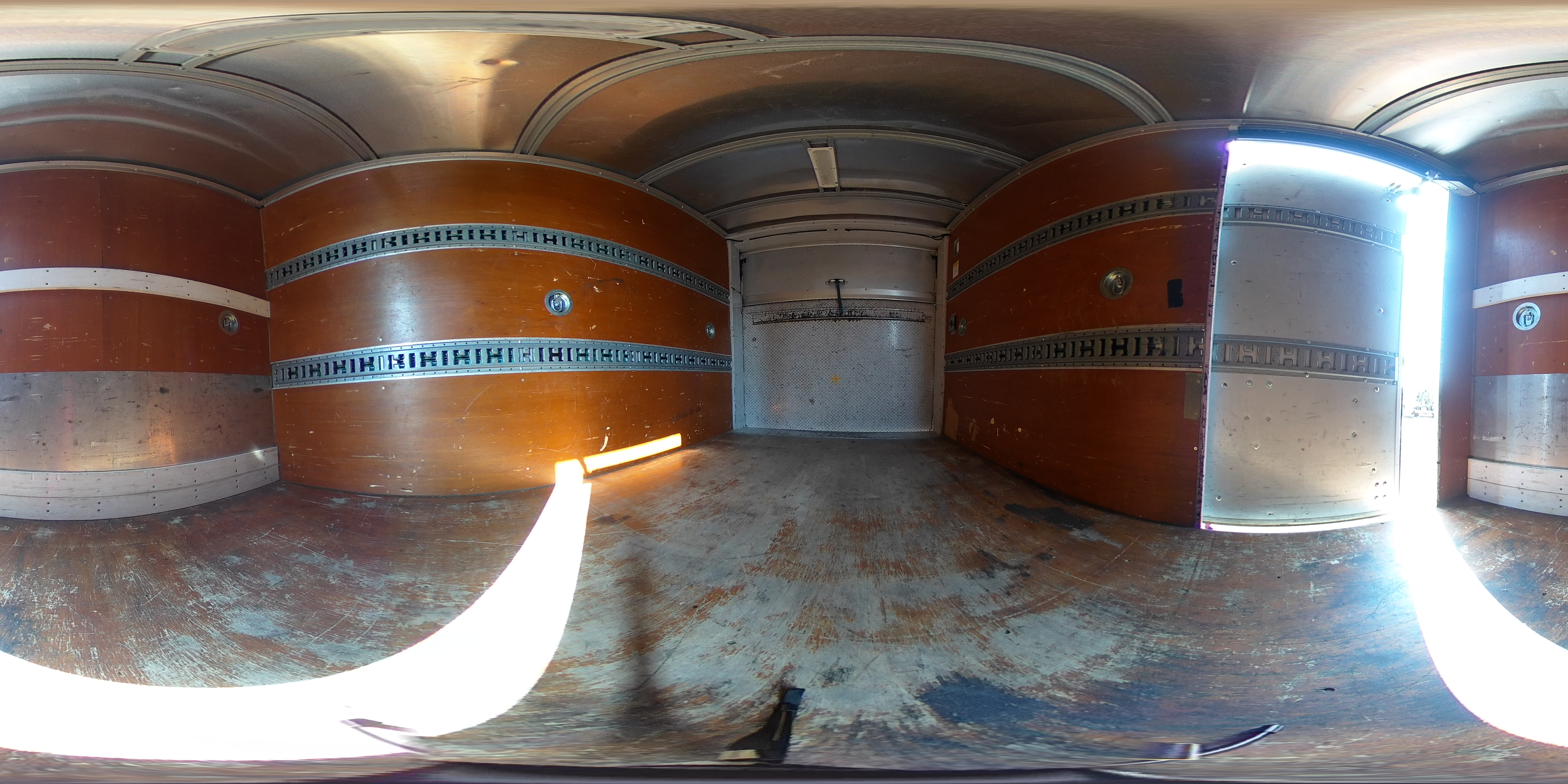 エルフ　１０尺　アルミバン　積載２０００ｋｇ　サイドドア　跳ね上げ式　垂直パワーゲート　ラッシング２段　壁面フック３対　全高２．８ｍ　バックカメラ　ＥＴＣ　社外ナビ　左電格ミラー　フォグランプ　電動パーキングブレーキ　パブコ製　全低床　ＡＴ車！2