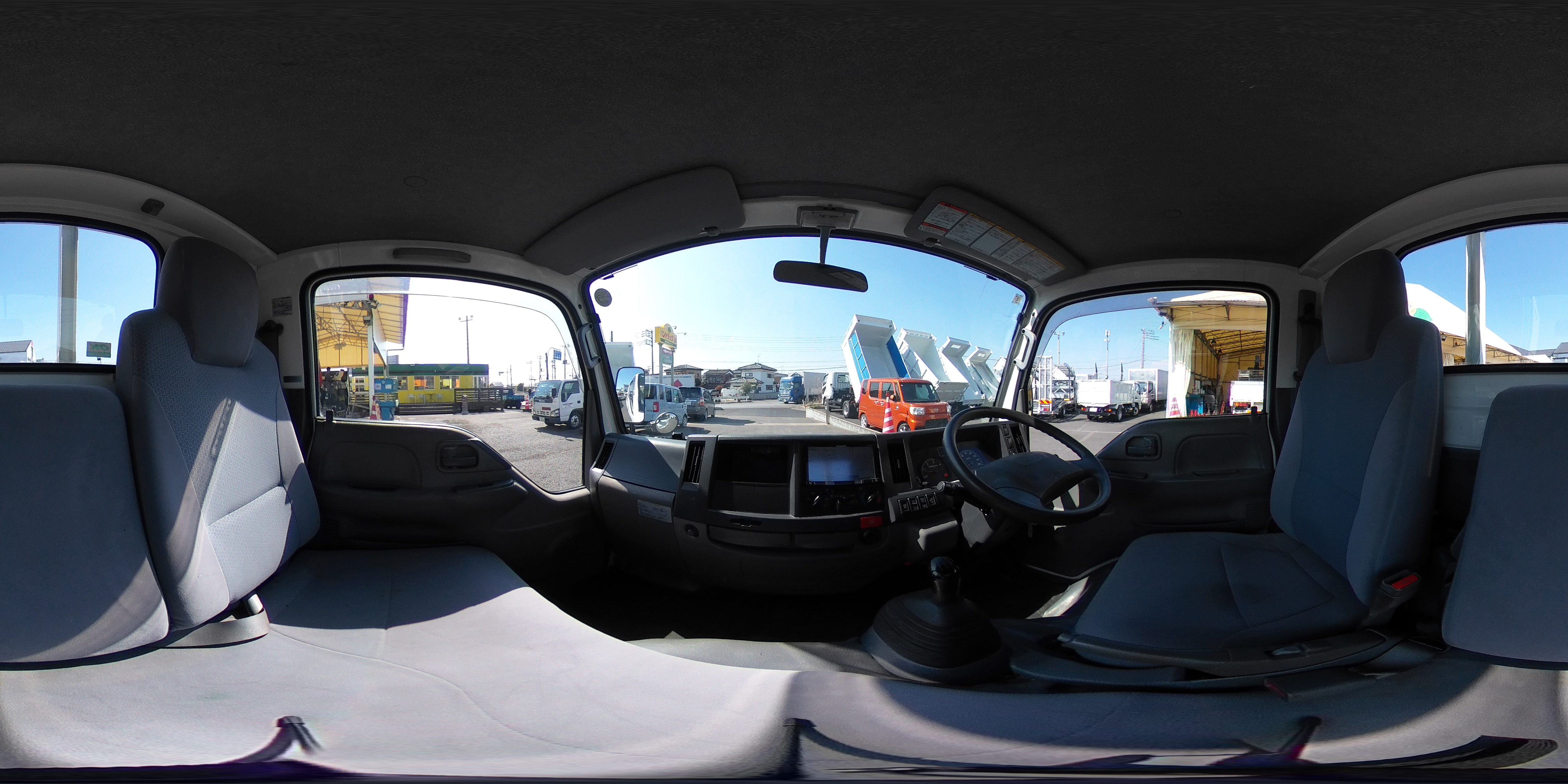 エルフ　「標準幅　ショート」　平ボディー　積載２０００ｋｇ　三方開　社外ナビ　バックカメラ　ＥＴＣ　坂道発進補助　左電格ミラー　フォグランプ　全低床　５速ＭＴ！0