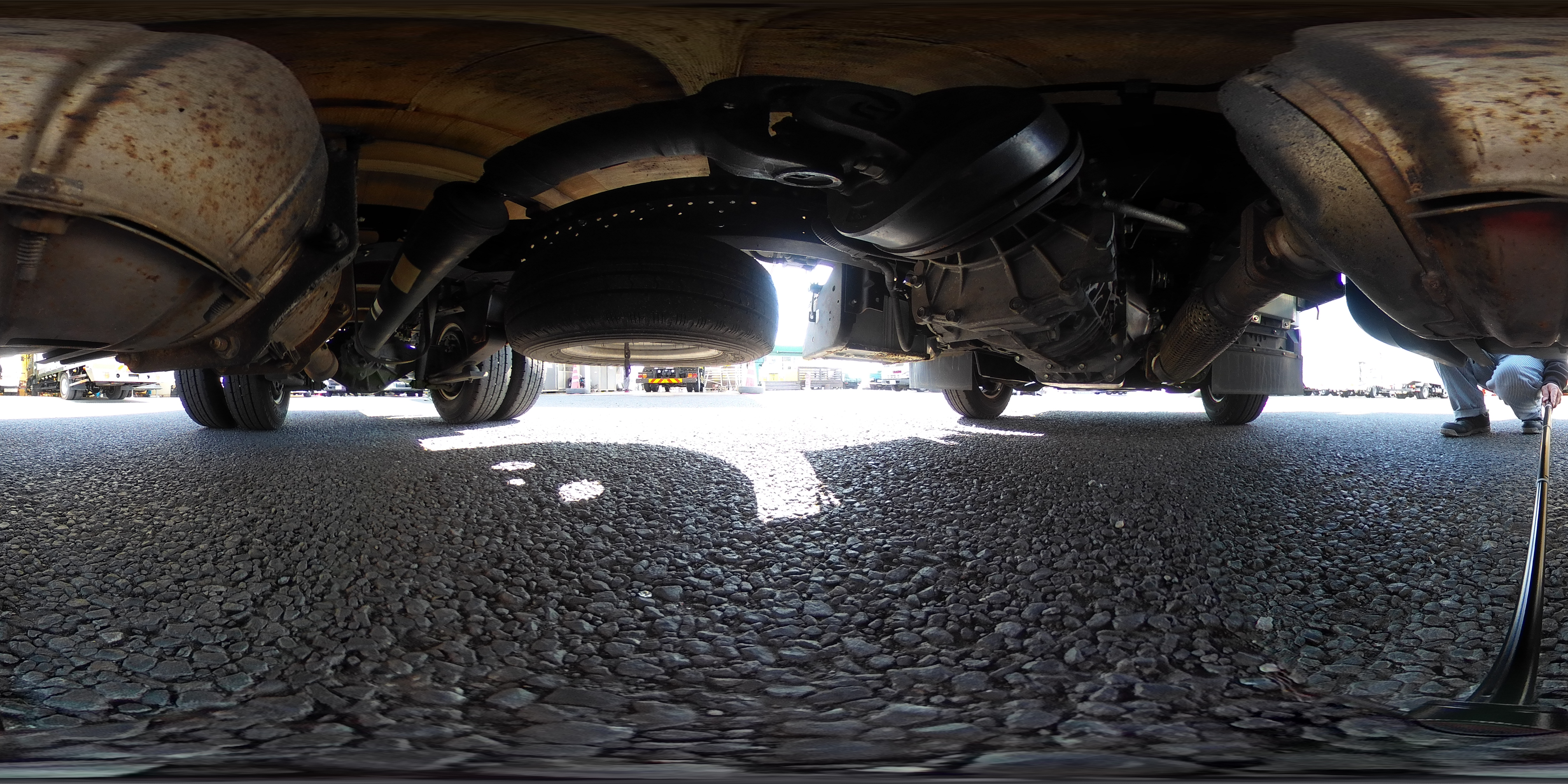 エルフ　「標準幅　ショート」　平ボディー　積載２０００ｋｇ　三方開　社外ナビ　バックカメラ　ＥＴＣ　坂道発進補助　左電格ミラー　フォグランプ　全低床　５速ＭＴ！1