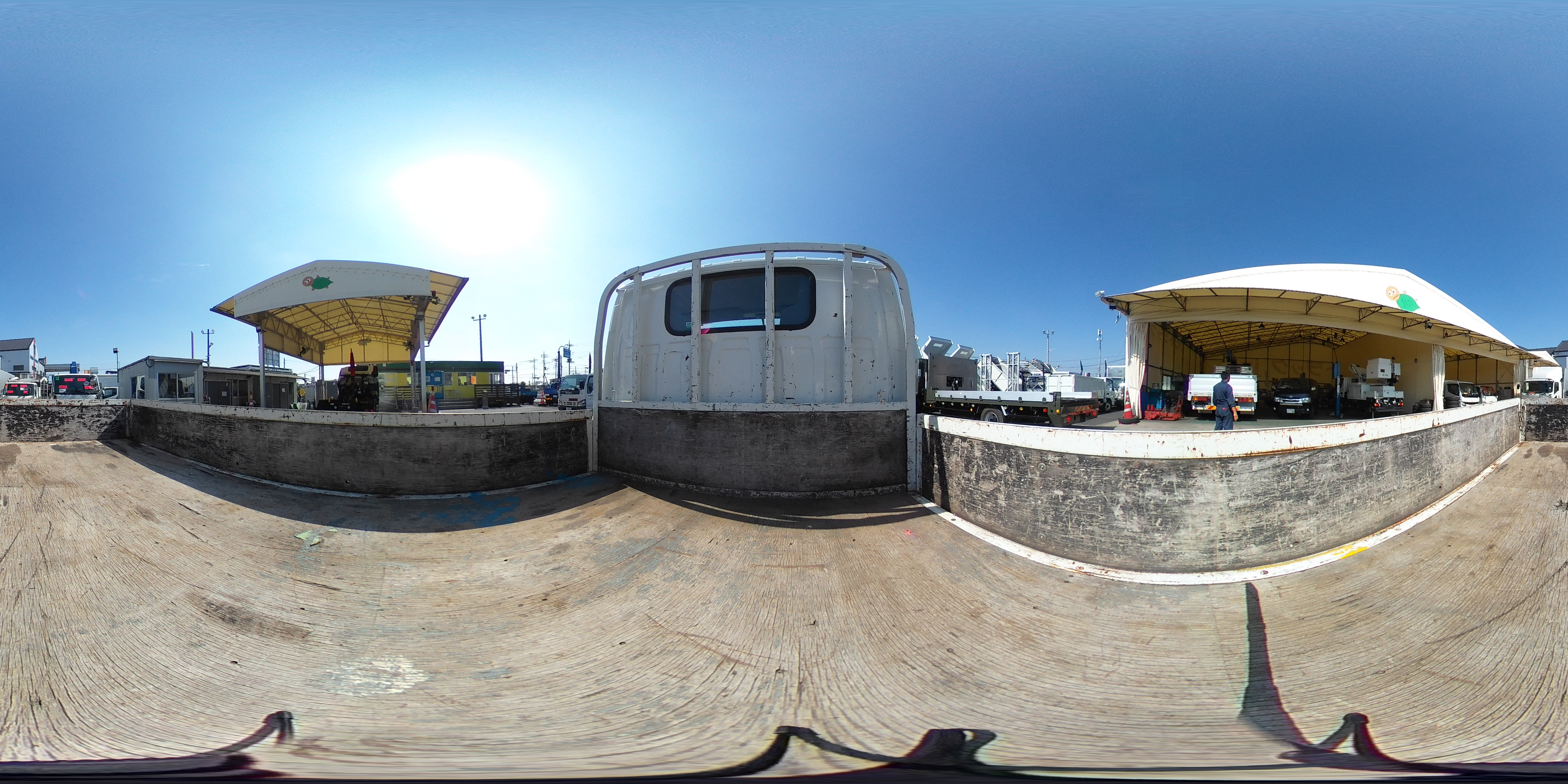 エルフ　「標準幅　ショート」　平ボディー　積載２０００ｋｇ　三方開　社外ナビ　バックカメラ　ＥＴＣ　坂道発進補助　左電格ミラー　フォグランプ　全低床　５速ＭＴ！2