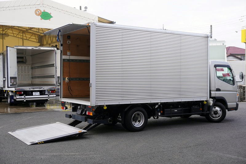 キャンター　「ワイドロング」　アルミバン　積載２０００ｋｇ　跳ね上げ式　パワーゲート　ラッシング２段　バックカメラ　左電格ミラー　衝突軽減ブレーキ　車線逸脱警報　パブコ製　ＡＴ車！フロント画像