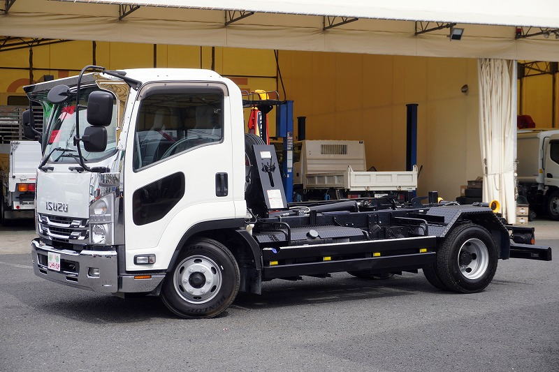 フォワード　４トン　「ベッドレス」　フックロール　極東製　積載３５００ｋｇ　ツインシリンダー　キャブバックステップ　網工具入れ　ＥＴＣ　社外ナビ　フォグランプ　坂道発進補助　メッキパーツ　低走行！６速ＭＴ！