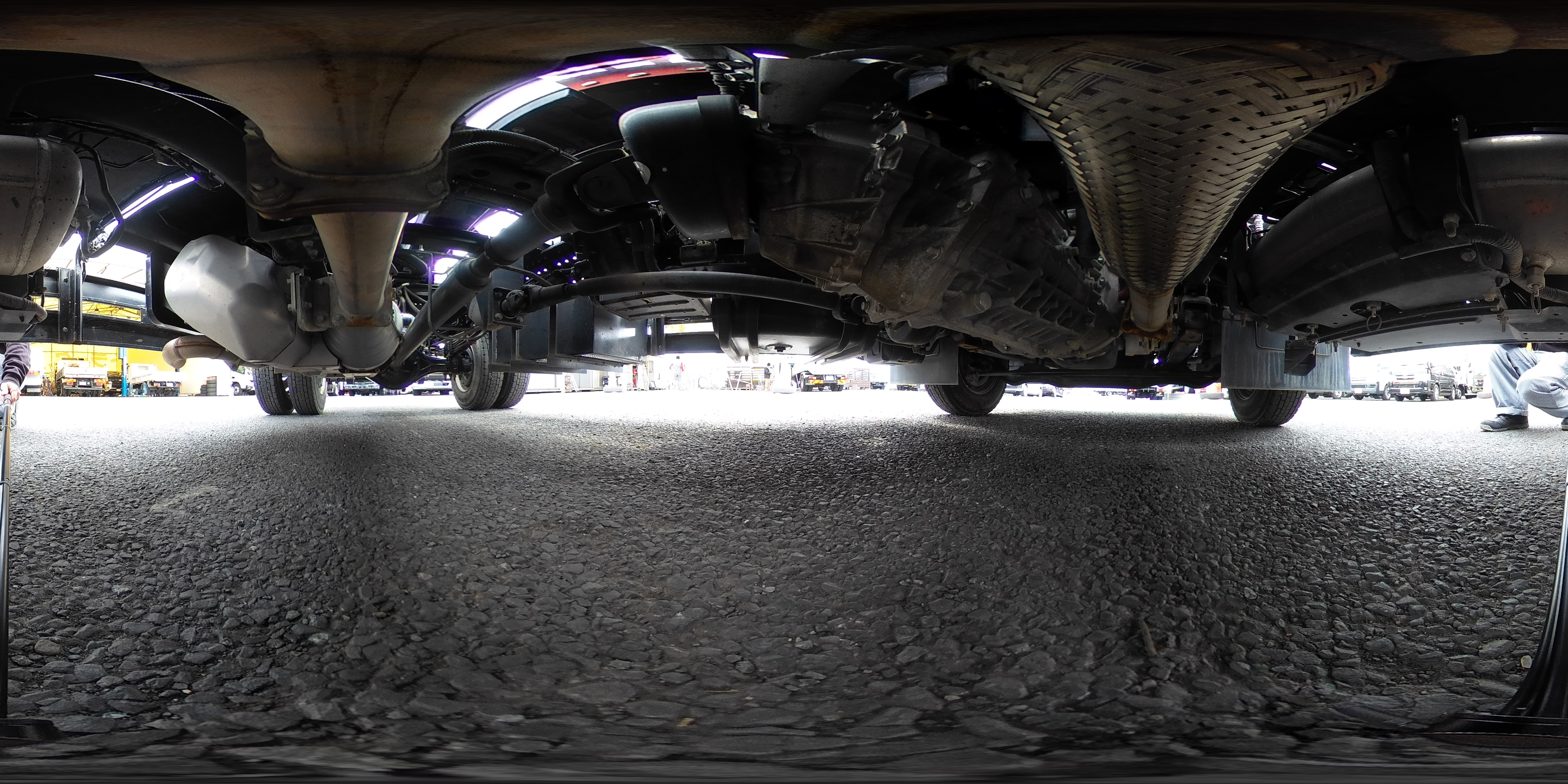 フォワード　４トン　「ベッドレス」　フックロール　極東製　積載３５００ｋｇ　ツインシリンダー　キャブバックステップ　網工具入れ　ＥＴＣ　社外ナビ　フォグランプ　坂道発進補助　メッキパーツ　低走行！６速ＭＴ！1