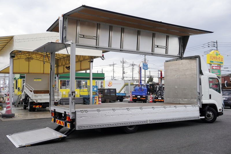 フォワード　４トン　「標準幅　ベッド付き」　アルミウイング　積載２７５０ｋｇ　リーフサス　跳ね上げ式パワーゲート付き　６．２ｍ長　ラッシング２段　導風板　バックカメラ　ＥＴＣ　セイコーラック　パブコ製　６速ＭＴ！