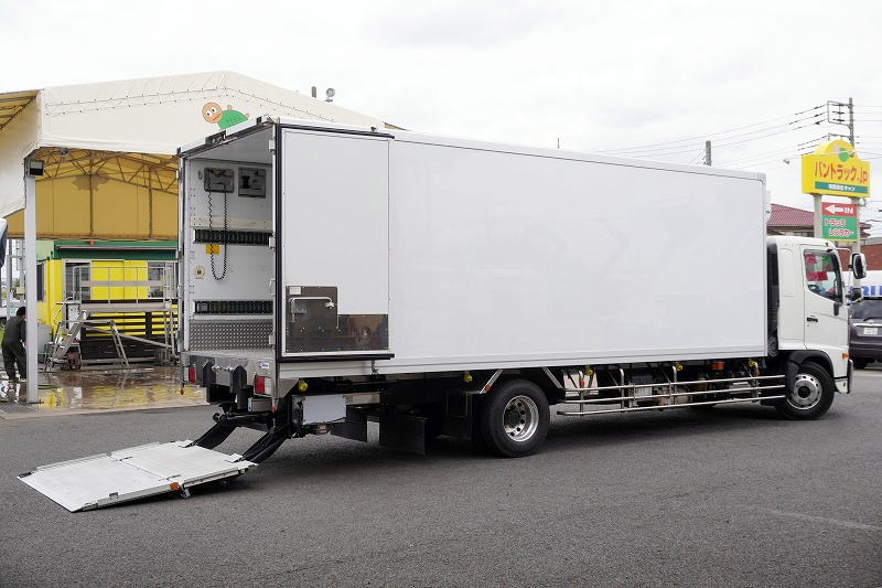 レンジャー　４トン　「標準幅　ベッド付き」　冷蔵冷凍車　積載２３５０ｋｇ　リアエアサス　６．４ｍ長　格納パワーゲート　サイドドア　－３０度設定　荷台シマ板張り　ラッシング２段　バックカメラ　ＥＴＣ２．０　東プレ製　オートエアコン　メッキパーツ　アルミホイール　ステンレスサイドバンパー　衝突軽減ブレーキ　車線逸脱警報　２４０馬力！ＡＴ車！フロント画像