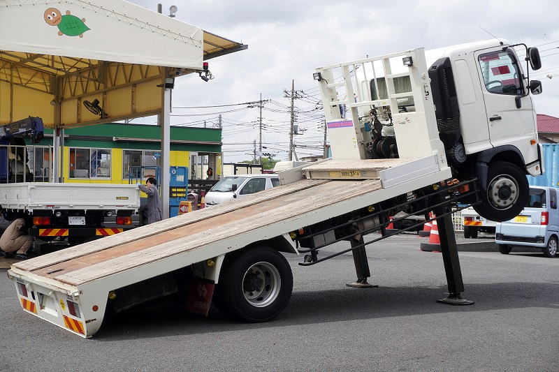 レンジャー　増トン　「標準幅　ベッド付き」　重機運搬車　ハイジャッキ　四国車体製造りボディー　積載７５００ｋｇ　５ｍ長　ウインチ　ラジコン　アユミ板掛け＆アユミ板付き　リターダ　坂道発進補助　バックカメラ　ＥＴＣ２．０　ＬＥＤヘッドライト＆フォグランプ　衝突軽減ブレーキ　車線逸脱警報　７速ＭＴ！希少車！！フロント画像