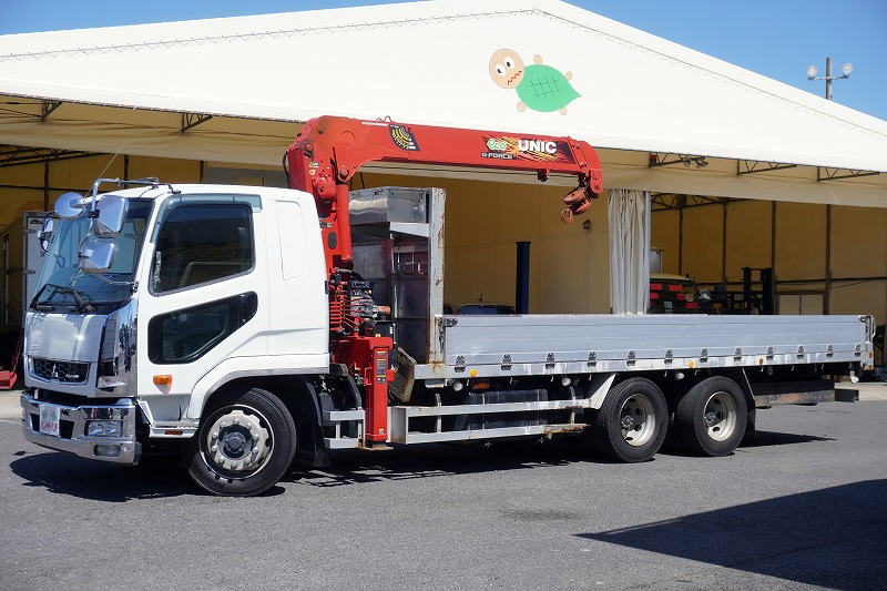 ファイター　大型　３軸　２デフ　リーフサス　「ベッド付き」　３段クレーン　積載１０８００ｋｇ　古河ユニック製　ラジコン　フックイン　２．９３ｔ吊　アルミブロック　三方開　６．１ｍ長　網工具入れ　鳥居左右工具箱＆シマ板張り　荷台鉄板張り　床フック　坂道発進補助　メッキパーツ　６速ＭＴ！総重量２０トン未満！　AKフロント画像