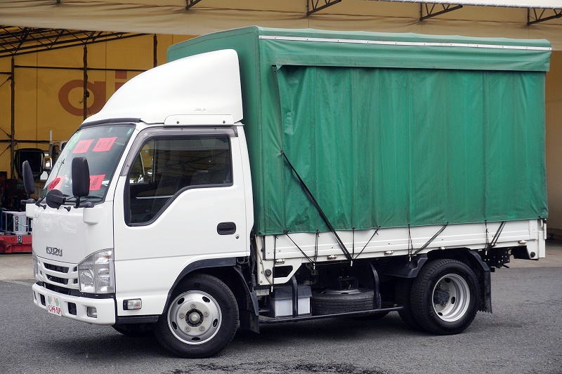 エルフ　「標準幅　ショート」　平ボディー　幌カーテン車　積載３０００ｋｇ　荷台鉄板張り　導風板　社外ナビ　バックカメラ　ＥＴＣ２．０　坂道発進補助　左電格ミラー　フォグランプ　全低床　６速ＭＴ！