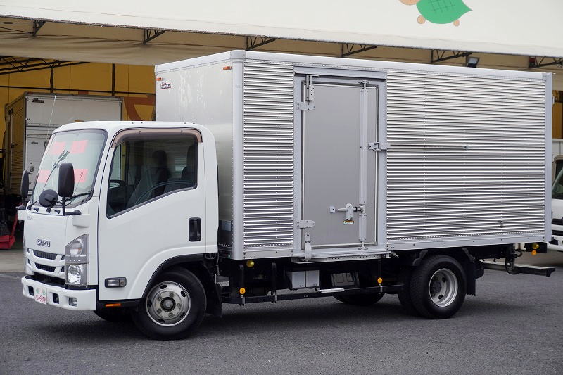 エルフ　「標準幅　ロング」　アルミバン　積載３０００ｋｇ　左右サイドドア　ラッシング２段　バックカメラ　ＥＴＣ２．０　左電格ミラー　坂道発進補助　フォグランプ　キーレス　９０度ストッパー　日本フルハーフ製　６速ＭＴ！フロント画像