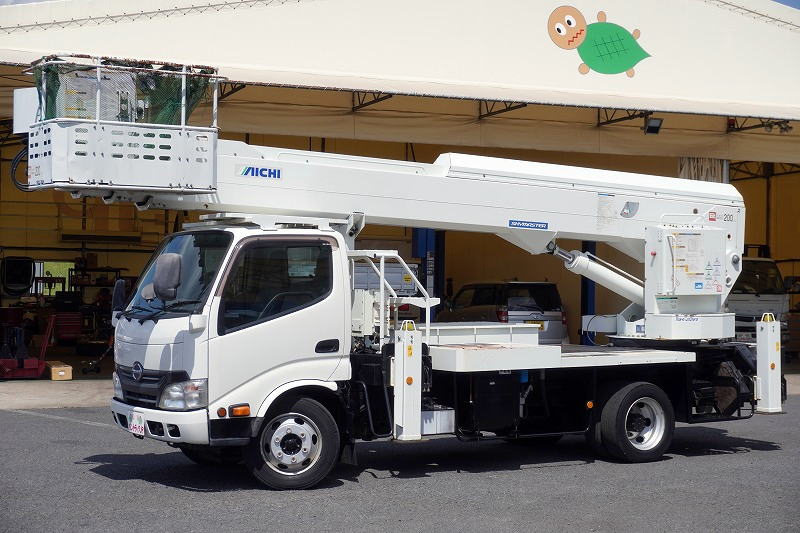デュトロ　高所作業車　アイチ製（ＳＫ２２Ａ）　最大地上高２２．１ｍ　鉄製バケット　バケット積載荷重２００ｋｇ　アワーメーター：１７２５ｈ　積載１００ｋｇ　ジョイスティックタイプ　ブーム自動格納　左電格ミラー　坂道発進補助　ＥＴＣ　６速ＭＴ！フロント画像