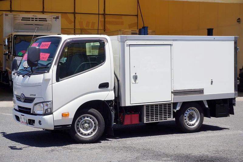 ダイナ　「標準幅　ショート」　冷蔵冷凍車　積載１０００ｋｇ　デンソー製　低箱　全高２ｍ以下　サイドドア　荷台ステンレス張り　－２２度設定　間仕切り扉　９０度ストッパー　箱内カーテン付き　バックカメラ　ＥＴＣ　フォグランプ　ＡＴ車！新普通免許対応！希少車！！フロント画像