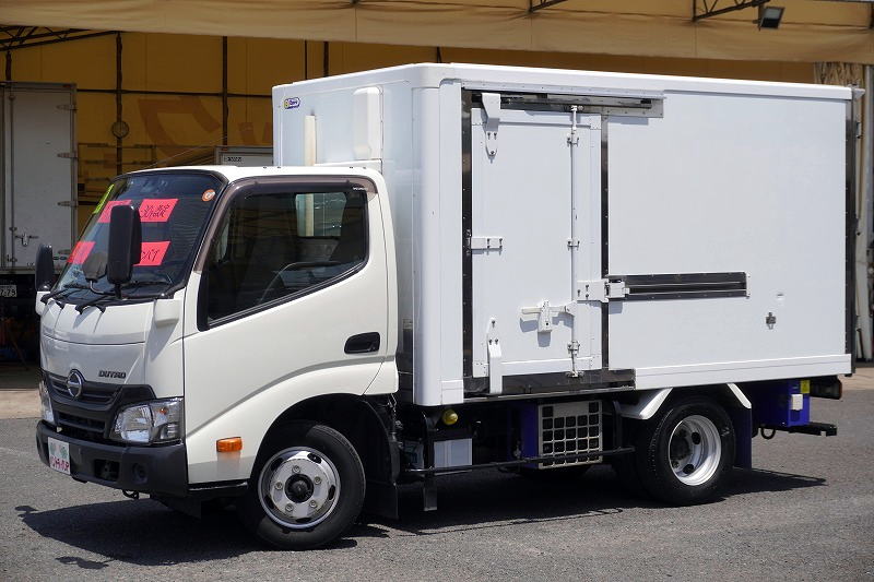 デュトロ　１０尺　冷蔵冷凍車　積載２０００ｋｇ　東プレ製　低箱　全高２．６ｍ以下　サイドドア　－３０度設定　スタンバイ装置　エアリブ　荷台スノコ付き　９０度ストッパー　バックカメラ　衝突軽減ブレーキ　車線逸脱警報　ＡＴ車！フロント画像