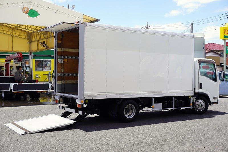 エルフ　「標準幅　ロング」　パネルバン　積載２９００ｋｇ　跳ね上げ式　パワーゲート　サイドドア　ラッシング２段　バックカメラ　左電格ミラー　フォグランプ　日本フルハーフ製　ＡＴ車！　車検「Ｒ９年３月まで！」フロント画像