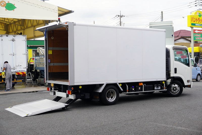 エルフ　「ワイドロング　ハイブリッド」　パネルバン　積載２０００ｋｇ　跳ね上げ式　パワーゲート　ラッシング２段　ラジコン　バックカメラ　ＥＴＣ２．０　左電格ミラー　フォグランプ　衝突軽減ブレーキ　車線逸脱警報　北村製　ＡＴ車！フロント画像