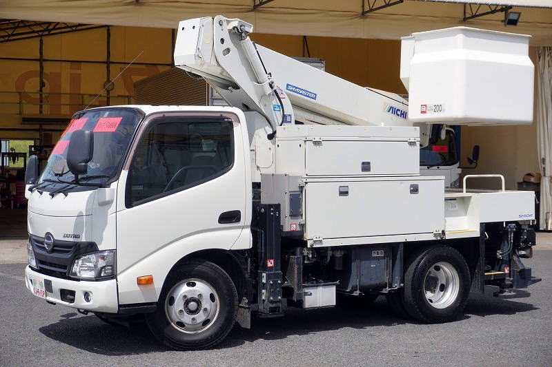 デュトロ　高所作業車　アイチ製（ＳＨ１０Ａ）　最大地上高９．９ｍ　ＦＲＰバケット　バケット積載荷重２００ｋｇ　積載２００ｋｇ　工具入れ　ジョイスティックタイプ　アワーメーター：５８１０ｈ　左電格ミラー　坂道発進補助　電動パーキングブレーキ　社外ナビ　バックカメラ　フォグランプ　電気工事仕様！５速ＭＴ！フロント画像