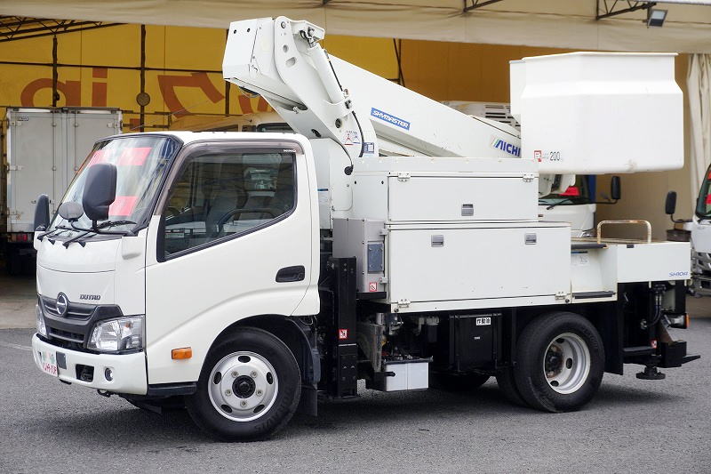 デュトロ　高所作業車　アイチ製（ＳＨ１０Ａ）　最大地上高９．９ｍ　ＦＲＰバケット　バケット積載荷重２００ｋｇ　積載２５０ｋｇ　工具入れ　ジョイスティックタイプ　アワーメーター：６３９５ｈ　左電格ミラー　電動パーキングブレーキ　社外ナビ　フォグランプ　衝突軽減ブレーキ　車線逸脱警報　電気工事仕様！ＡＴ車！