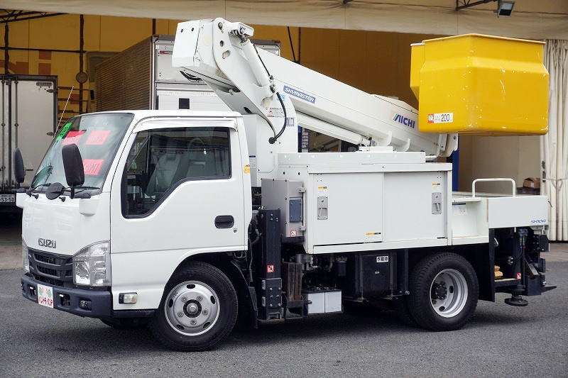 エルフ　高所作業車　アイチ製（ＳＨ１０Ａ）　最大地上高９．９ｍ　ＦＲＰバケット　バケット積載荷重２００ｋｇ　積載１５０ｋｇ　工具入れ　ジョイスティックタイプ　アワーメーター：１９００ｈ　左電格ミラー　坂道発進補助　バックカメラ　社外ナビ　電工仕様！６速ＭＴ！フロント画像