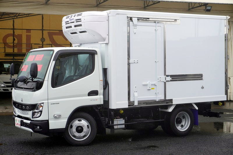 （未使用）　キャンター　１０尺　冷蔵冷凍車　積載２０００ｋｇ　サイドドア　東プレ製　－３０度設定　ラッシング１段　エアリブ　荷台ステンレス張り　９０度ストッパー　バックカメラ　左電格ミラー　ＬＥＤヘッドライト＆フォグランプ　衝突軽減ブレーキ　車線逸脱警報　５速ＭＴ！　車検「Ｒ９年６月まで！」