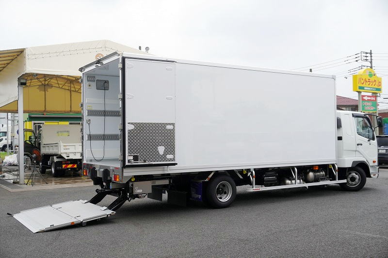 (未使用) ファイター 4トン 「ワイド ベッド付き」 冷蔵冷凍車 積載2350kg リアエアサス 6.2m長 格納パワーゲート サイドドア -30度設定 荷台アルミ板張り ラッシング2段 バックカメラ 東プレ製 メッキパーツ オートエアコン 6速MT! 車検「R9年10月まで!」フロント画像