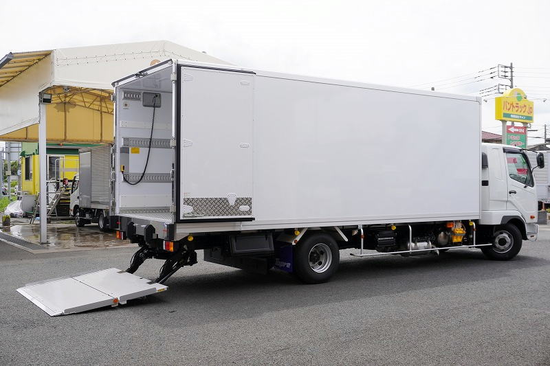 （未使用）　ファイター　４トン　「ワイド　ベッド付き」　冷蔵冷凍車　積載２４００ｋｇ　リアエアサス　６．２ｍ長　格納パワーゲート　サイドドア　－３０度設定　荷台シマ板張り　ラッシング２段　バックカメラ　東プレ製　オートエアコン　６速ＭＴ！　車検「Ｒ９年１１月まで！」