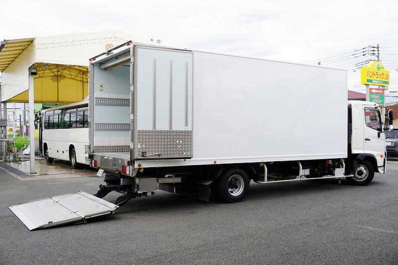 レンジャー　４トン　「ワイド　ベッド付き」　冷蔵冷凍車　積載２７００ｋｇ　リーフサス　約６ｍ長　格納パワーゲート　ラジコン　－３０度設定　荷台シマ板張り　ラッシング２段　バックカメラ　ＥＴＣ２．０　菱重製　オートエアコン　６速ＭＴ！　車検「Ｒ９年３月まで！」フロント画像