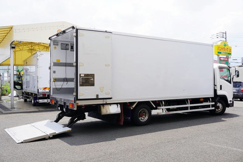 フォワード　４トン　「ワイド　ベッドレス」　冷蔵冷凍車　積載２５５０ｋｇ　リアエアサス　６．４ｍ長　格納パワーゲート　サイドドア　－３０度設定　荷台アルミ板張り　ラッシング２段　ラジコン　アルミホイール　バックカメラ　ＥＴＣ２．０　東プレ製　オートエアコン　６速ＭＴ！フロント画像
