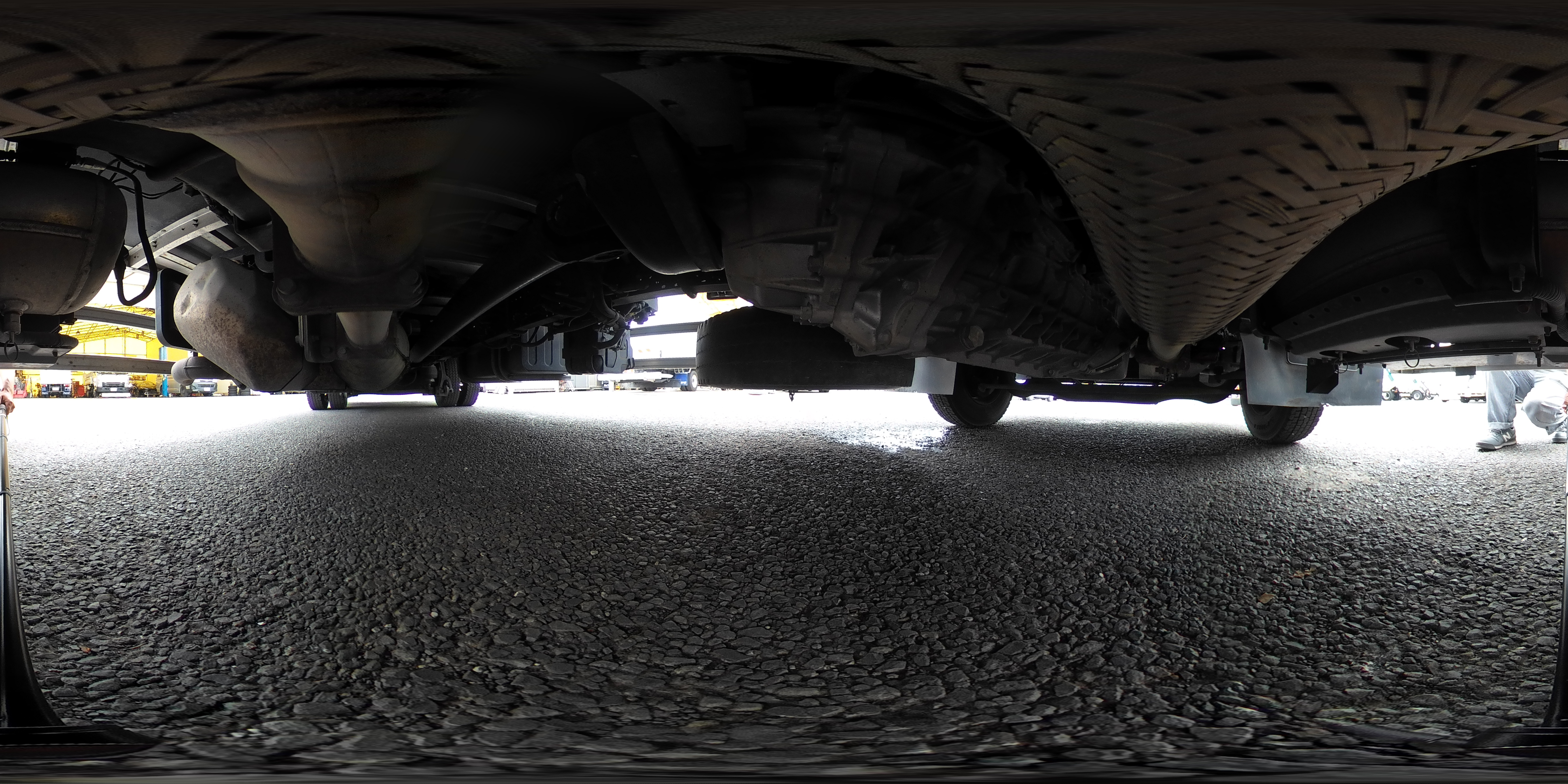 フォワード　４トン　「ワイド　ベッドレス」　冷蔵冷凍車　積載２５５０ｋｇ　リアエアサス　６．４ｍ長　格納パワーゲート　サイドドア　－３０度設定　荷台アルミ板張り　ラッシング２段　ラジコン　アルミホイール　バックカメラ　ＥＴＣ２．０　東プレ製　オートエアコン　６速ＭＴ！1