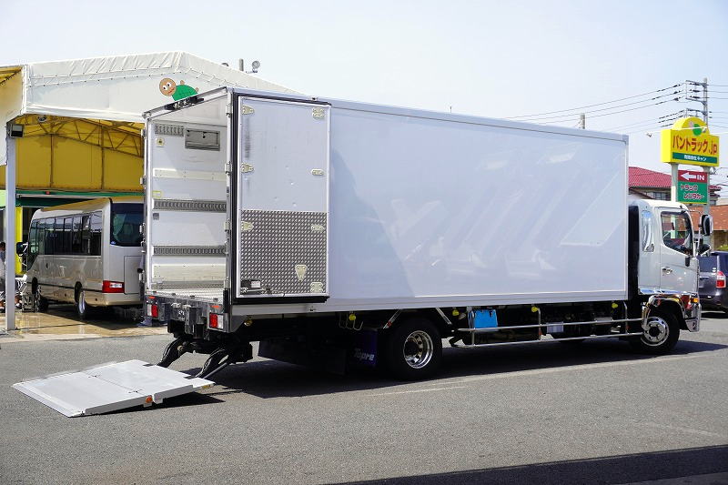 レンジャー 4トン 「ワイド ベッド付き」 冷蔵冷凍車 積載2150kg リアエアサス 6.2m長 格納パワーゲート サイドドア -30度設定 ジョルダーレール4列 ラッシング2段 アルミホイール メッキパーツ ステンレスサイドバンパー バックカメラ 東プレ製 オートエアコン 6速MT!フロント画像