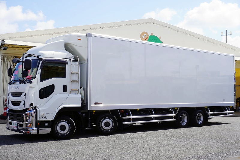 ギガ 大型 4軸 「標準ルーフ ベッド付き」 冷蔵冷凍車 積載12900kg -35度設定 菱重製 サブエンジン付き スタンバイ装置 リアエアサス 9.4m長 リターダ 荷台ステンレス張り ジョルダーレール4列 ラッシング2段 導風板 キャブラダー バックカメラ ETC2.0 社外テール デフロック 高年式!AT車!フロント画像