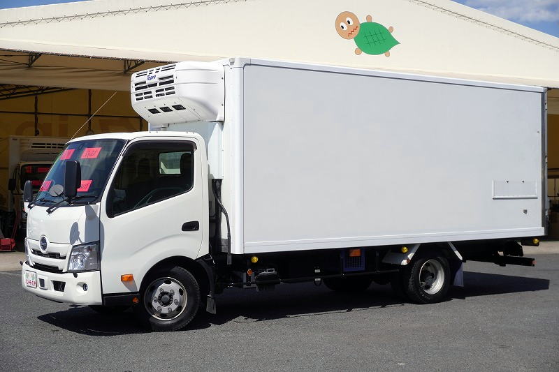 デュトロ　「ワイド超ロング」　冷蔵冷凍車　積載２９５０ｋｇ　リア三枚扉　－３０度設定　スタンバイ装置　キーストン　左電格ミラー　クリアランスソナー　ＬＥＤヘッドライト＆フォグランプ　東プレ製　スマートキー　衝突軽減ブレーキ　車線逸脱警報　ＡＴ車！フロント画像