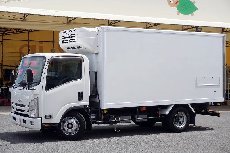 エルフ　「ワイドロング」　冷蔵冷凍車　積載２９５０ｋｇ　リア三枚扉　－５度設定　荷台ステンレス張り　箱内カーテン付き　エアリブ　バックカメラ　ＥＴＣ２．０　左電格ミラー　フォグランプ　東プレ製　衝突軽減ブレーキ　車線逸脱警報　ＡＴ車！フロント画像
