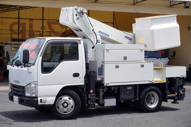 エルフ　高所作業車　アイチ製（ＳＢ１０Ａ）　最大地上高９．７ｍ　ＦＲＰバケット　バケット積載荷重２００ｋｇ　積載５００ｋｇ　工具入れ　ジョイスティックタイプ　アワーメーター：６３４５ｈ　左電格ミラー　坂道発進補助　バックカメラ　通信工事仕様！６速ＭＴ！フロント画像