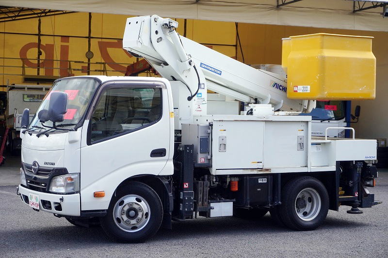 デュトロ　高所作業車　アイチ製（ＳＨ１０Ａ）　最大地上高９．９ｍ　ＦＲＰバケット　バケット積載荷重２００ｋｇ　積載２００ｋｇ　工具入れ　ジョイスティックタイプ　アワーメーター：３８５４ｈ　左電格ミラー　バックカメラ　社外ナビ　ワンセグＴＶ　電気工事仕様！ＡＴ車！フロント画像