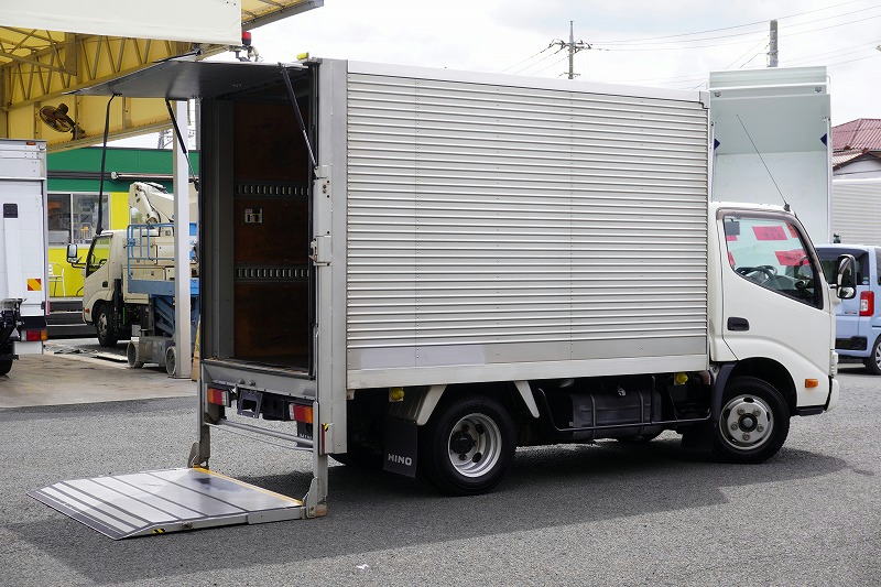 デュトロ　１０尺　アルミバン　積載２０００ｋｇ　サイドドア　跳ね上げ式　垂直パワーゲート　ラッシング２段　全高２．８４ｍ　バックカメラ　ＥＴＣ　左電格ミラー　フォグランプ　電動パーキングブレーキ　全低床　ＡＴ車！フロント画像