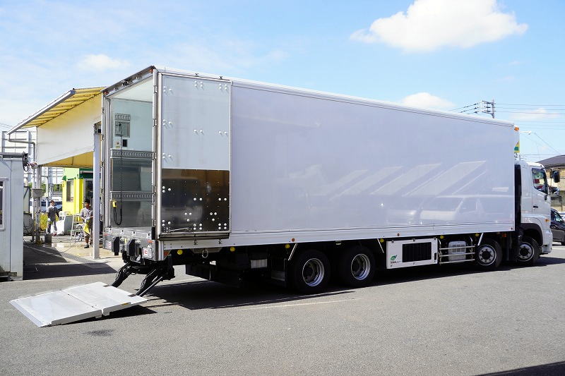 プロフィア 大型 4軸 「標準ルーフ ベッド付き」 冷蔵冷凍車 積載12400kg -35度設定 菱重製 サブエンジン付き 観音サイドドア スタンバイ装置 リアエアサス 9.4m長 格納パワーゲート ジョルダーレール4列 キーストン ラッシング2段 バックカメラ ETC デフロック 高年式!7速MT!フロント画像