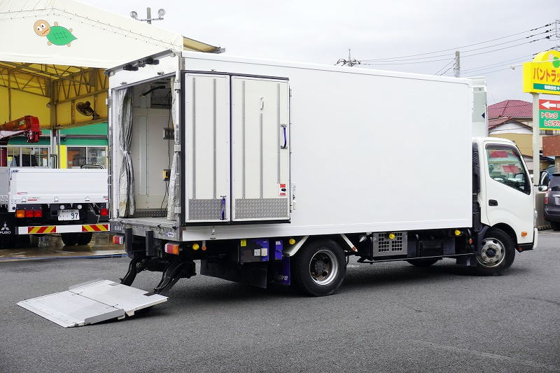 デュトロ　「ワイドロング」　冷蔵冷凍車　積載２８５０ｋｇ　格納パワーゲート　サイドドア　リア三枚扉　－３０度設定　スタンバイ装置　荷台シマ板張り　ラッシング２段　送風機　電動パーキングブレーキ　バックカメラ　スマートキー　左電格ミラー　坂道発進補助　フォグランプ　東プレ製　衝突軽減ブレーキ　車線逸脱警報　６速ＭＴ！