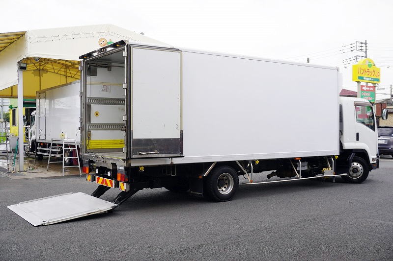 フォワード　４トン　「標準幅　ベッド付き」　冷蔵冷凍車　「矢野特殊」　積載２９５０ｋｇ　パワーゲート　６ｍ長　－３２度設定　荷台シマ板張り　ラッシング２段　バックカメラ　アルミホイール　ＡＴ車！フロント画像