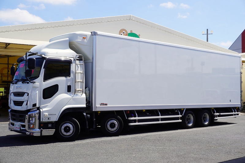 ギガ　大型　４軸　「標準ルーフ　ベッド付き」　冷蔵冷凍車　積載１２９００ｋｇ　－３５度設定　菱重製　サブエンジン付き　スタンバイ装置　リアエアサス　９．４ｍ長　リターダ　荷台ステンレス張り　ジョルダーレール４列　ラッシング２段　導風板　キャブラダー　間仕切り扉　バックカメラ　ＥＴＣ２．０　社外テール　デフロック　高年式！ＡＴ車！