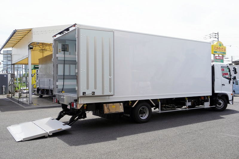 (未使用) レンジャー 4トン 「ワイド ベッド付き」 冷蔵冷凍車 積載2200kg リアエアサス 6.2m長 格納パワーゲート 観音サイドドア -30度設定 キーストン ラッシング2段 バックカメラ 菱重製 オートエアコン メッキパーツ 6速MT! 車検「R9年3月まで!」フロント画像