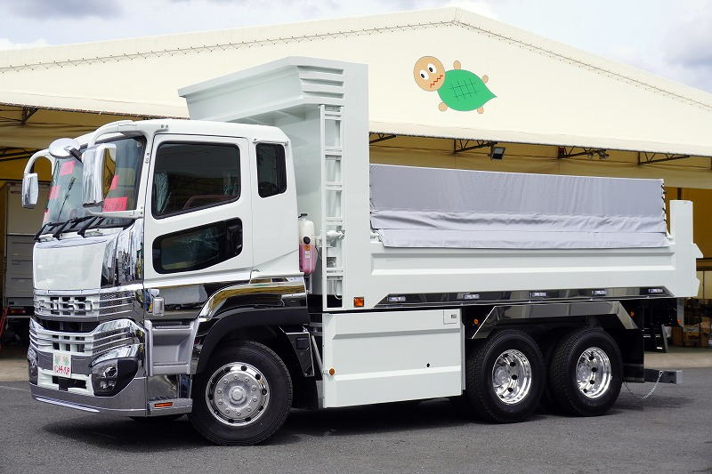(未使用) スーパーグレート 421馬力 大型 3軸 2デフ 土砂ダンプ 5.3mx235 積載7900kg 新明和製 角底 電動コボレーン 鳥居シートデッキ&ラダー ETC2.0 メッキパーツ AT車!総重量20トン未満!フロント画像