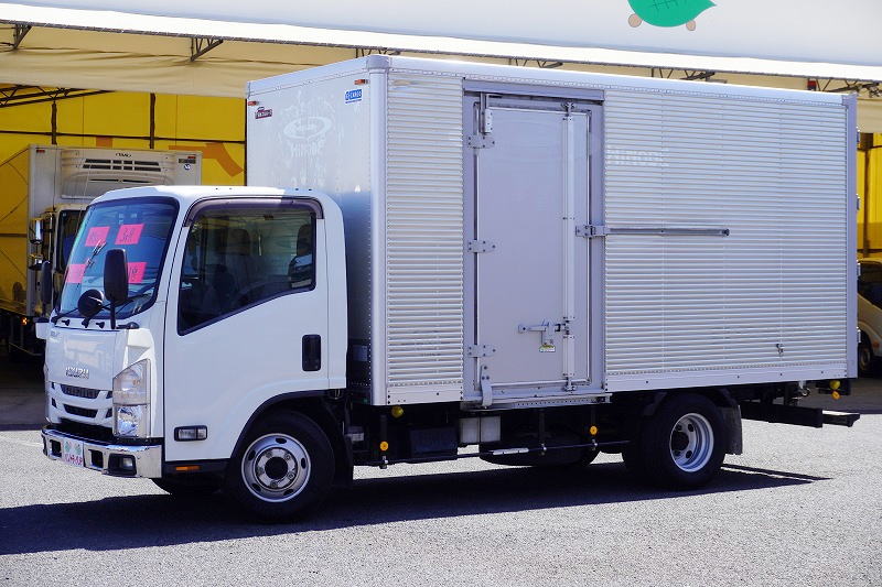 エルフ　「標準幅　ロング」　アルミバン　積載３０００ｋｇ　サイドドア　ラッシング２段　バックカメラ　左電格ミラー　メッキフロントバンパー　フォグランプ　衝突軽減ブレーキ　車線逸脱警報　日本フルハーフ製　ＡＴ車！　車検「Ｒ９年５月まで！」